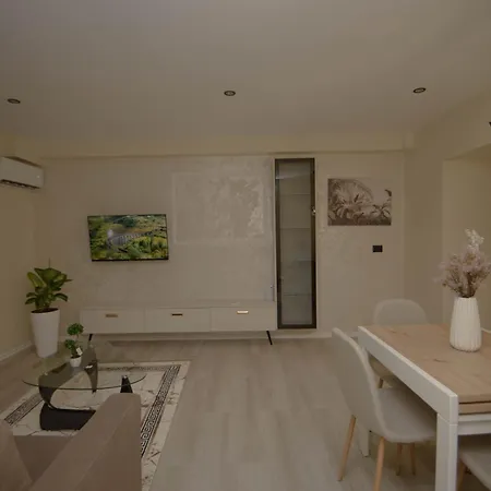 Апартаменты Lux Holidays 102 *